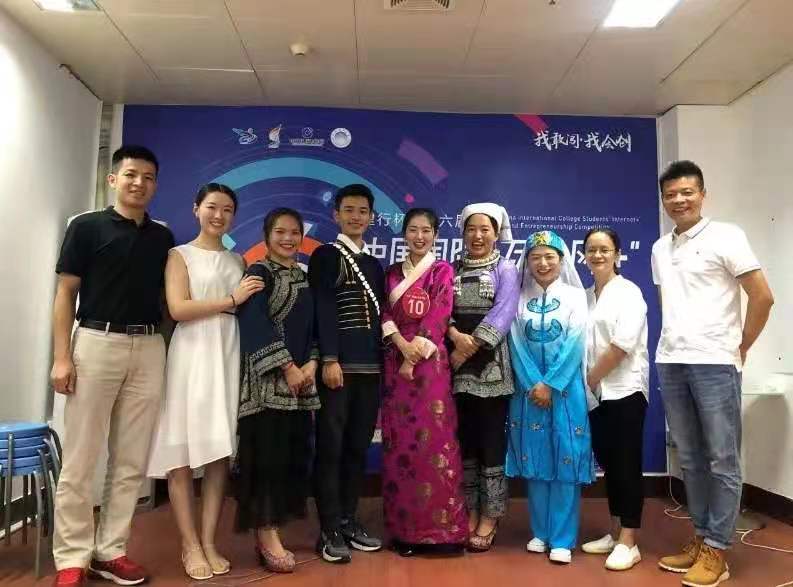 民族學(xué)院學(xué)生參賽合照